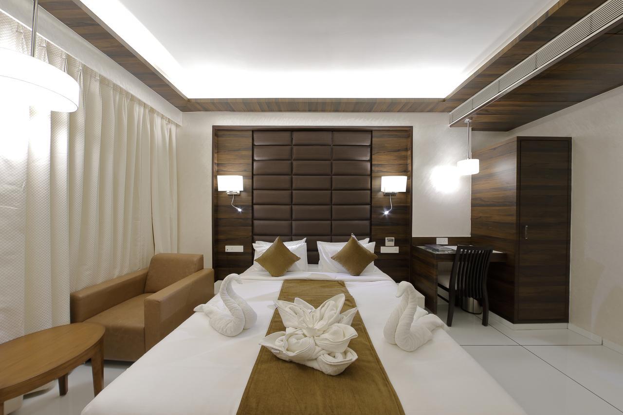 Hotel Silver Heights Ahmedabad Exterior foto