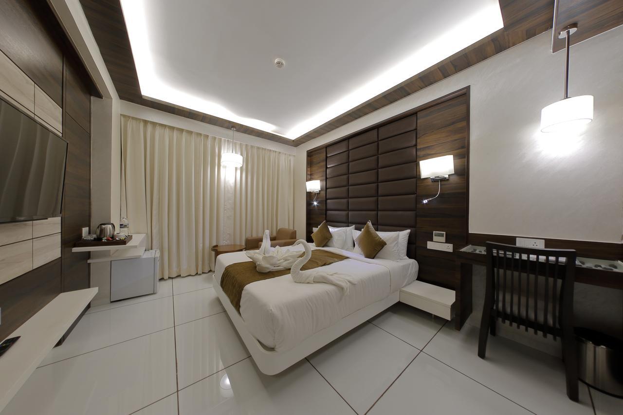 Hotel Silver Heights Ahmedabad Exterior foto