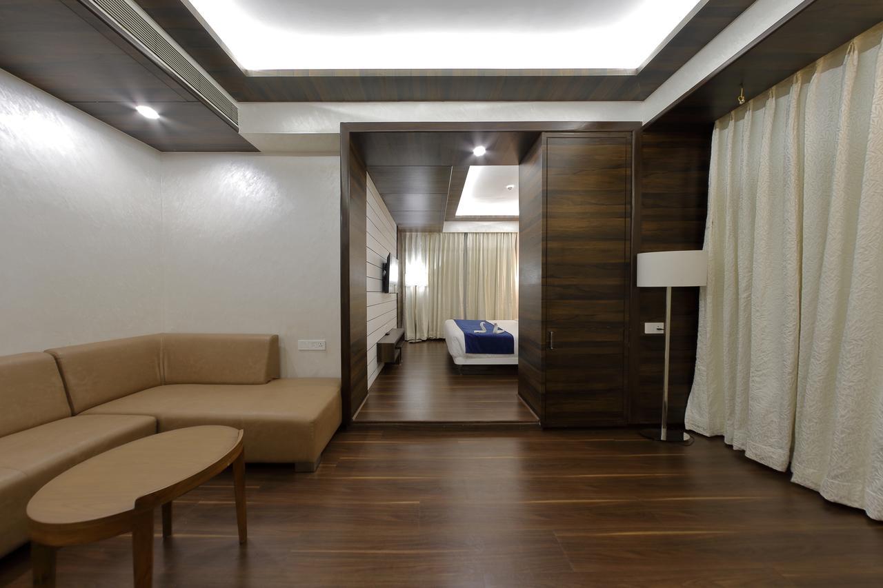Hotel Silver Heights Ahmedabad Exterior foto